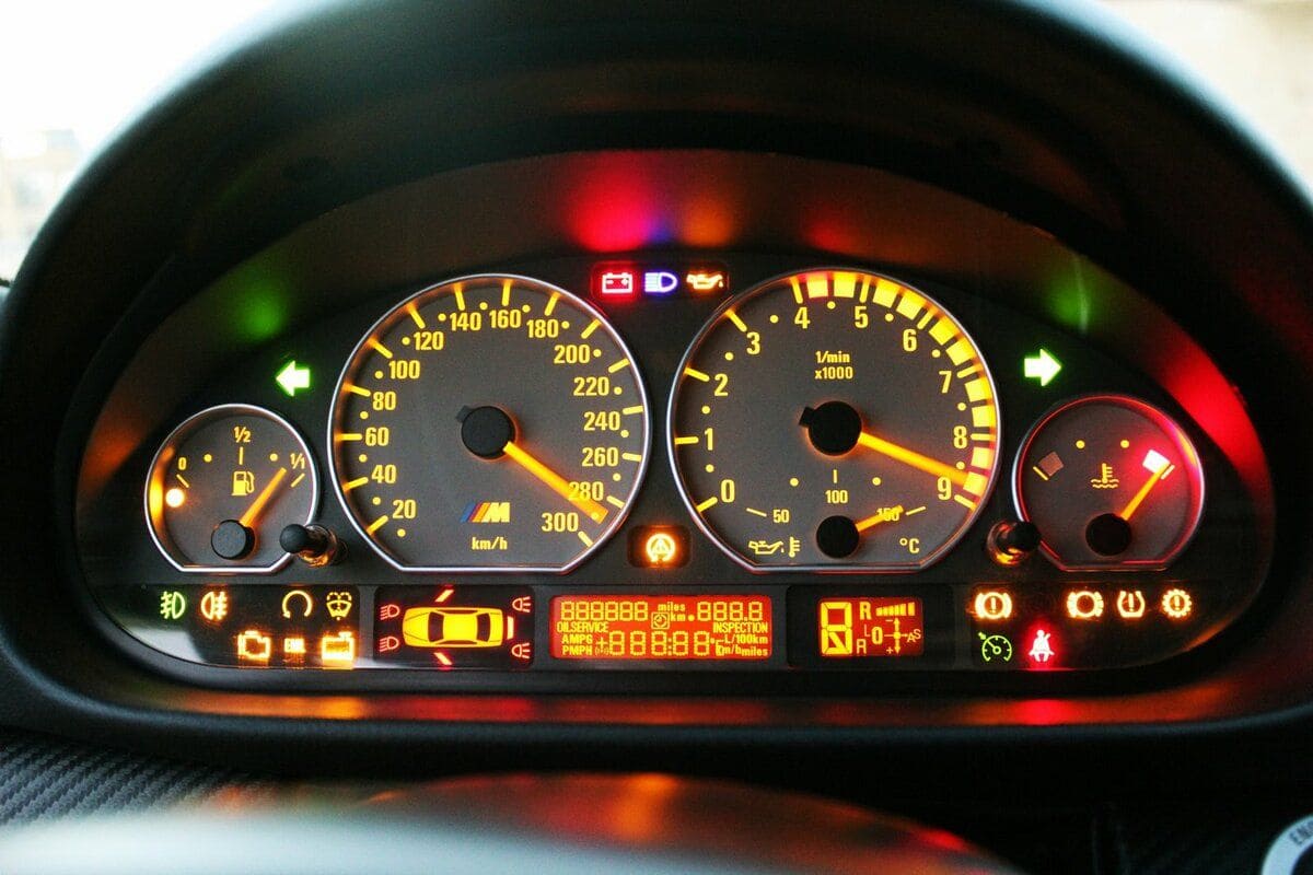 Важные индикаторы на приборной панели автомобиля