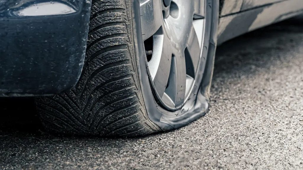 Опасности и последствия езды на спущенном колесе