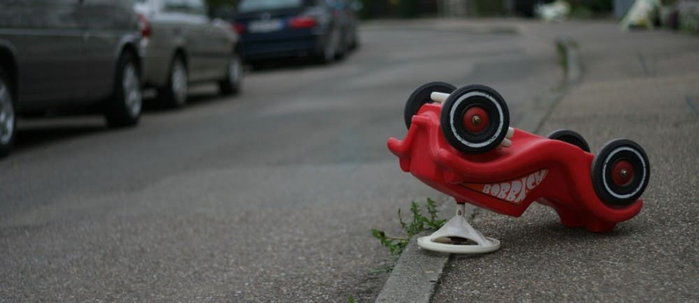 Ударили автомобиль во дворе и скрылись