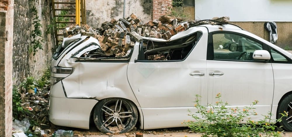 В происшествии упал забор на машину - ОСАГО