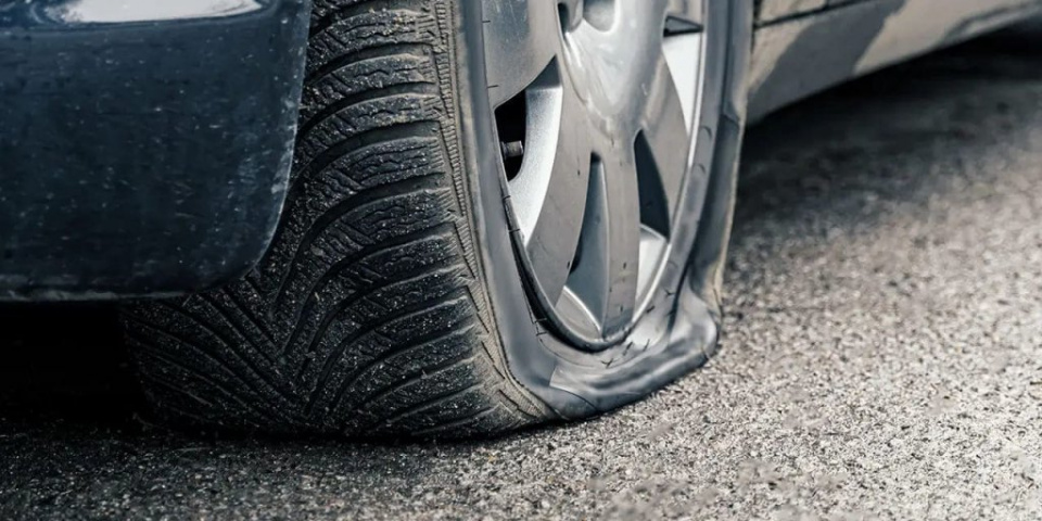 Опасности и последствия езды на спущенном колесе